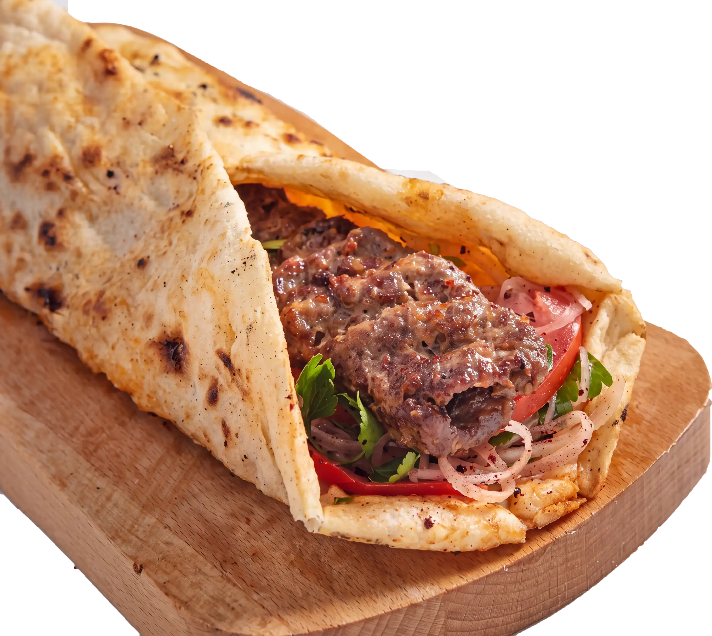 Ahşap tahtada lavaşa sarılı kıyma kebap dürüm; içinde domates, soğan ve maydanoz