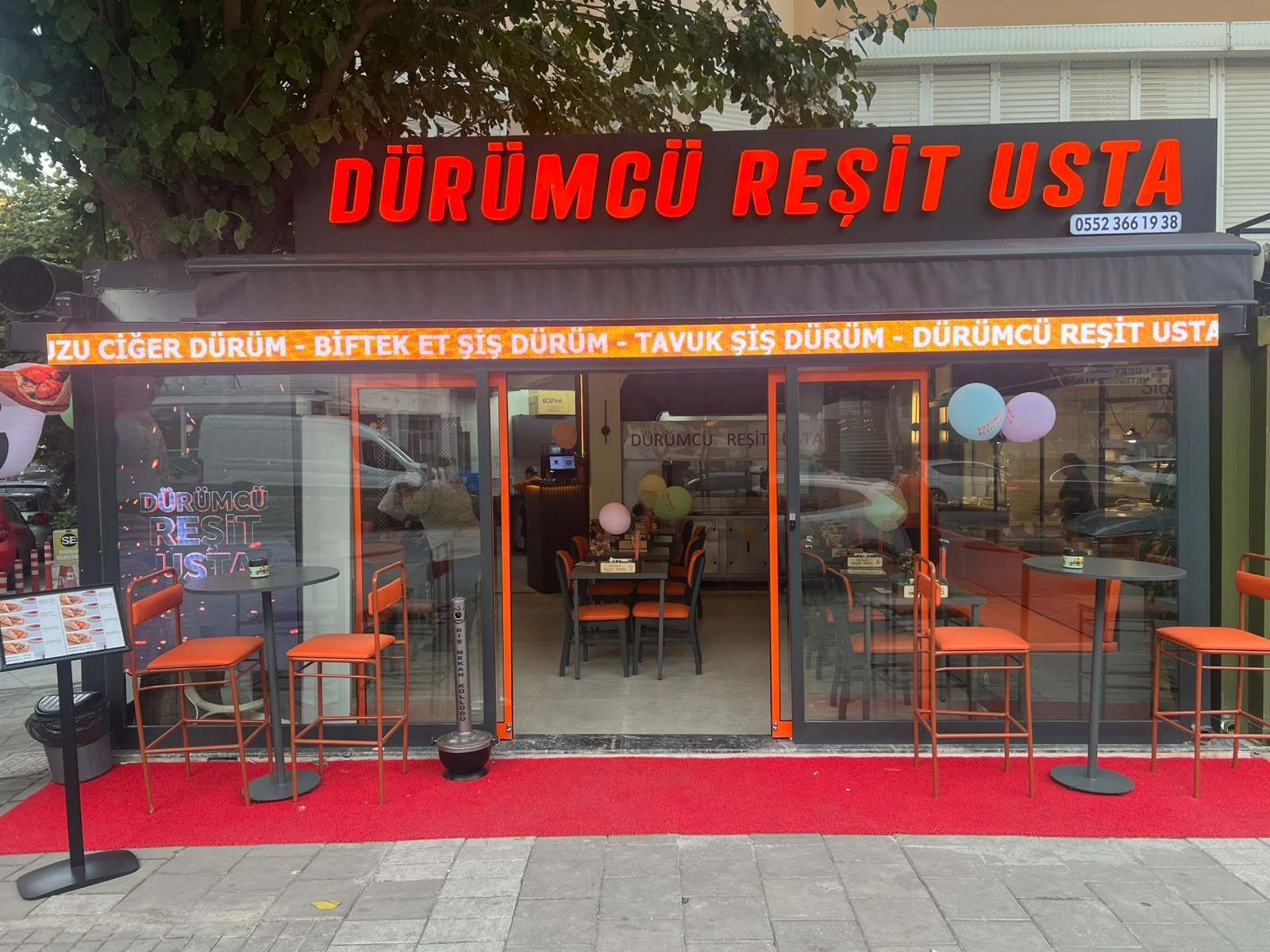 Dürümcü Reşit Usta’nın Atakent’teki cephesi: ışıklı tabela, açık kapılardan görünen salon ve turuncu sandalyeler