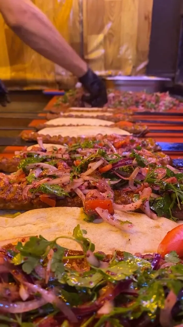 Kebaplı lavaşlara salata ekleniyor